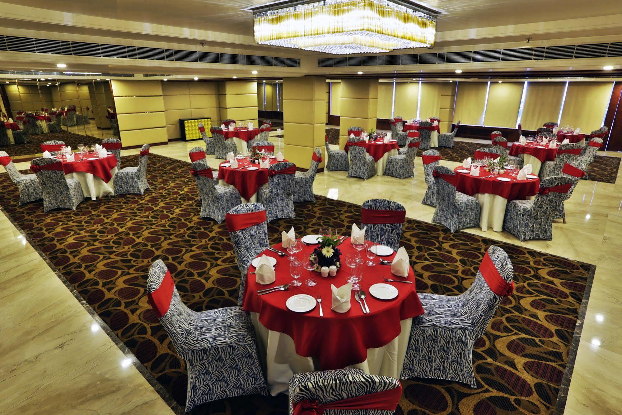 Ramada By Wyndham Ghaziabad Vasundhara Exterior foto