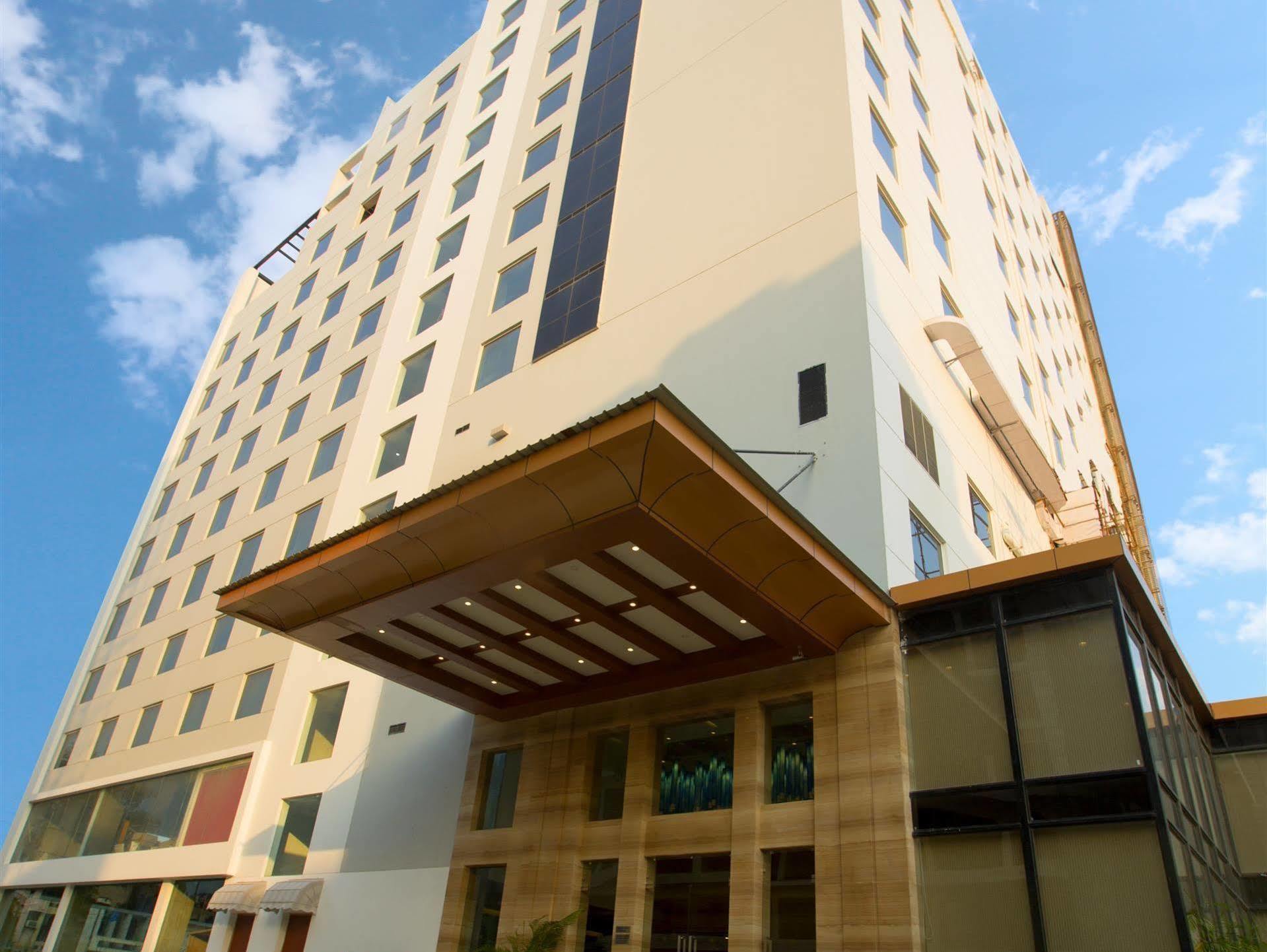 Ramada By Wyndham Ghaziabad Vasundhara Exterior foto
