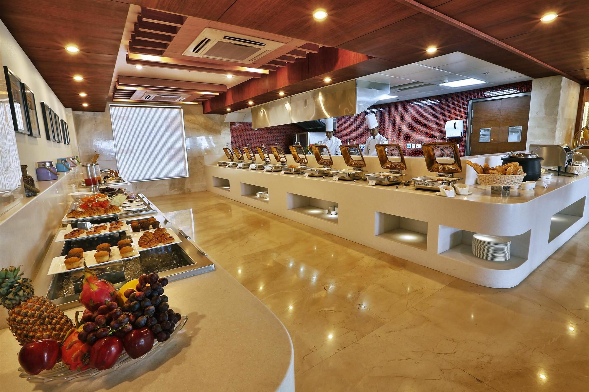 Ramada By Wyndham Ghaziabad Vasundhara Exterior foto